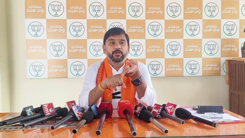 MLA Palvai Harish Babu: సిర్పూర్ ఎమ్మెల్యే పాల్వాయి హరీష్ బాబు హౌస్ అరెస్ట్, పోడు రైతుల ఆందోళనకు ఊతం