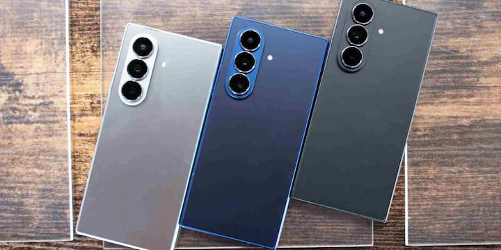 Galaxy Z Fold 7 में दो डिस्प्ले दिए गए हैं बाहर की तरफ 6.55-इंच का कवर स्क्रीन और अंदर खुलने पर 7.98-इंच का मेन स्क्रीन. दोनों ही Dynamic AMOLED 2X पैनल हैं, जिनमें 1Hz से 120Hz तक का एडैप्टिव रिफ्रेश रेट सपोर्ट मिलता है. स्क्रीन का साइज और क्वालिटी इसे मल्टीटास्किंग और एंटरटेनमेंट के लिए बेहतरीन बनाता है.