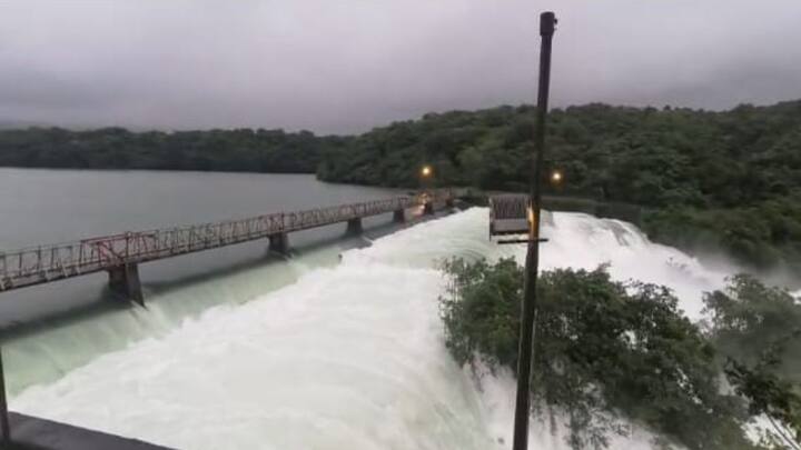 यंदाच्या पावसाळ्यामध्ये पहिल्यांदाच राधानगरी धरणाचे सात स्वयंचलित दरवाजे उघडले.