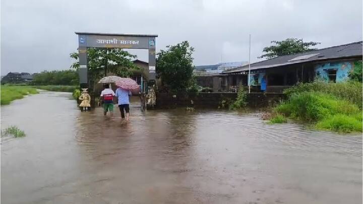 मुंबई–गोवा महामार्गावरील चुकीच्या कामामुळे पाणी थेट गावात शिरल्याने परिस्थिती गंभीर बनली आहे. लोटे एमआयडीसी परिसरातील काही रासायनिक कंपन्यांच्या संरक्षण भिंतींमुळे पाण्याचा नैसर्गिक प्रवाह थांबला असून त्यामुळे आवशी गावात मोठ्या प्रमाणावर पाणी साचले आहे.