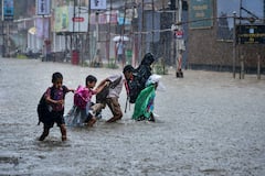 मुंबई में आज शाम हाई टाइड, लोगों से सावधानी की अपील, भारी बारिश का लोकल ट्रेनों पर कितना असर?