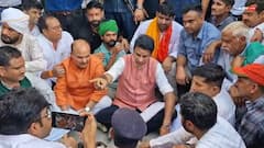 मेरठ: टोल प्लाजा पर सेना के जवान से मारपीट, धरने पर बैठे संगीत सोम, कहा- जाओ कप्तान बुलाकर लाओ