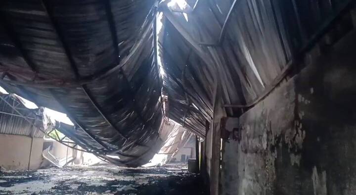 अचानक लागलेल्या या आगीच्या घटनेत आई वडीलांसह दोन मुलं आणि एक वृद्ध महिलेचा दुर्दैवी मृत्यू झालाय, तर एकावर सध्या उपचार सुरू आहेत.