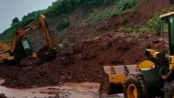 मातीचा ढिगारा रस्त्यावर आल्यामुळे वाहतूक पूर्णतः ठप्प झाली आहे.