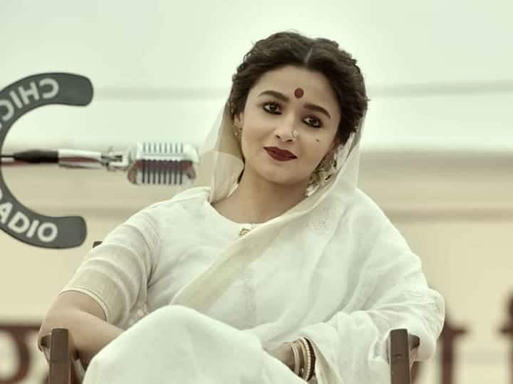 Alia Bhatt has given evidence of her tremendous acting skills through 'Gangubai Kathiawadi'. In this film, the story of the lives of prostitutes living in Kamathipura and the story of injustice done to them is shown. In the film, Alia Bhatt stands as the voice of those persecuted women and at the same time gives a deep message that every work should be respected. He has left his indelible mark in the mind of the audience. This film is available on Netflix.
