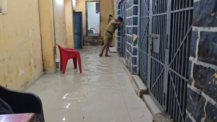 कल्याण मध्ये मुसळधार पाऊस झाल्याने कल्याण रेल्वे पोलीस ठाण्यात पाणी साचले असून रेल्वे पोलिसांना नाहक त्रास सहन करावा लागत आहे