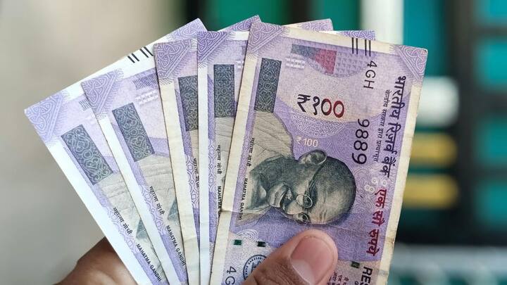1969 में RBI ने पहली बार 100 रुपये के नोट पर महात्मा गांधी की तस्वीर छापी और 1996 से महात्मा गांधी सीरीज के नोटों ने सभी पुराने नोटों को बदल दिया. आज हमारे नोटों पर गांधी जी की तस्वीर आम है.