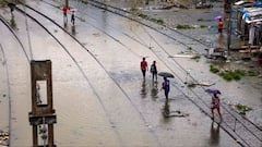 Mumbai Heavy Rain local Update : मुंबईत पावसाचा कहर, मध्य, हार्बर आणि वेस्टर्न रेल्वेमार्गावर लोकल किती मिनिटं लेट? जाणून घ्या, लेटेस्ट अपडेट्स