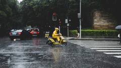 पावसाळ्यात गाडी चालवताना 'या' गोष्टी नक्की लक्षात ठेवा; नाहीतर..