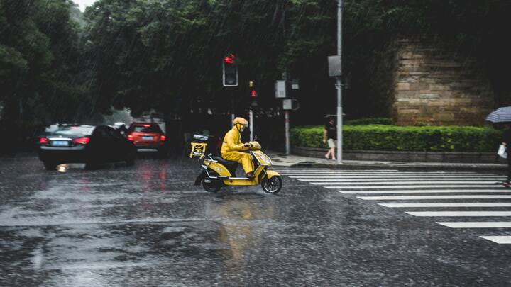 पावसाळ्यात रस्त्यांवर पाणी साचणे, घसरट रस्ते आणि कमी दृश्यमानता यामुळे अपघातांची शक्यता वाढते.