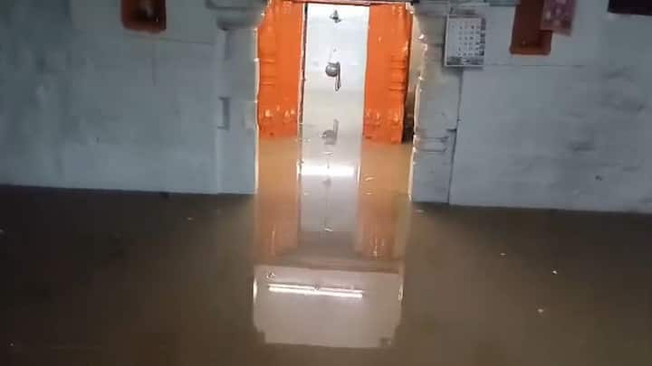 औंढा नागनाथ शहरातील आदिनाथ मंदिरामध्ये याच पावसाचे पाणी मोठ्या प्रमाणात शिरलं आहे.