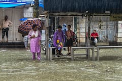 मुंबई में आज शाम हाई टाइड, लोगों से सावधानी की अपील, भारी बारिश का लोकल ट्रेनों पर कितना असर?