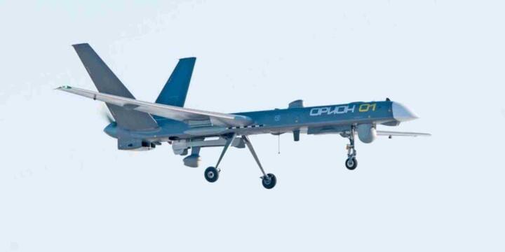 रूस ने 2020 में Orion को अपनी वायुसेना में शामिल किया. यह 24 घंटे तक उड़ सकता है और लगभग 250 किलो तक हथियार ले जा सकता है. भले ही इसकी मारक क्षमता अमेरिकी या चीनी ड्रोन जितनी न हो, लेकिन यह रूस का पहला मध्यम-ऊँचाई वाला कॉम्बैट ड्रोन है जो पूरी तरह घरेलू तकनीक से बना है. Orion अब निर्यात के लिए भी तैयार किया जा रहा है.