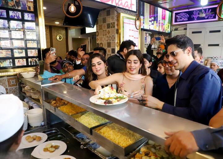 १२ ऑगस्ट रोजी प्रदर्शित झालेल्या 'परम सुंदरी' चित्रपटाच्या ट्रेलरने आधीच ऑनलाइन प्लॅटफॉर्म्सवर धुमाकूळ उडवला आहे.