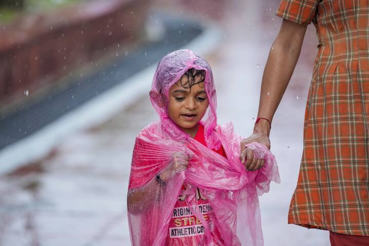 মূলত মেঘলা আকাশ, কখনো আংশিক মেঘলা আকাশ। ভারী বৃষ্টির সম্ভাবনা নেই; মূলত পাসিং সাওয়ার রেইন। বিক্ষিপ্তভাবে হালকা বৃষ্টির সম্ভাবনা। বাতাসে জলীয় বাষ্পের পরিমাণ বেশি। আর্দ্রতাজনিত অস্বস্তিও থাকবে। বৃষ্টি না হলেই আর্দ্রতাজনিত অস্বস্তি বাড়বে। আজ সর্বনিম্ন তাপমাত্রা ২৭.৭ ডিগ্রি। গতকাল দিনের সর্বোচ্চ তাপমাত্রা ছিল ৩২.৮ ডিগ্রি। বাতাসে জলীয় বাষ্পের পরিমাণ আপেক্ষিক আর্দ্রতা ৬৬ থেকে ৯১ শতাংশ। বৃষ্টি হয়েছে ৫.৭ মিলিমিটার।