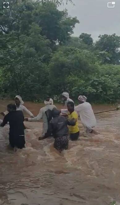 जवळपास 225 नागरिकांना सुखरूप बाहेर काढण्यास बचाव पथकाला यश आलंय.