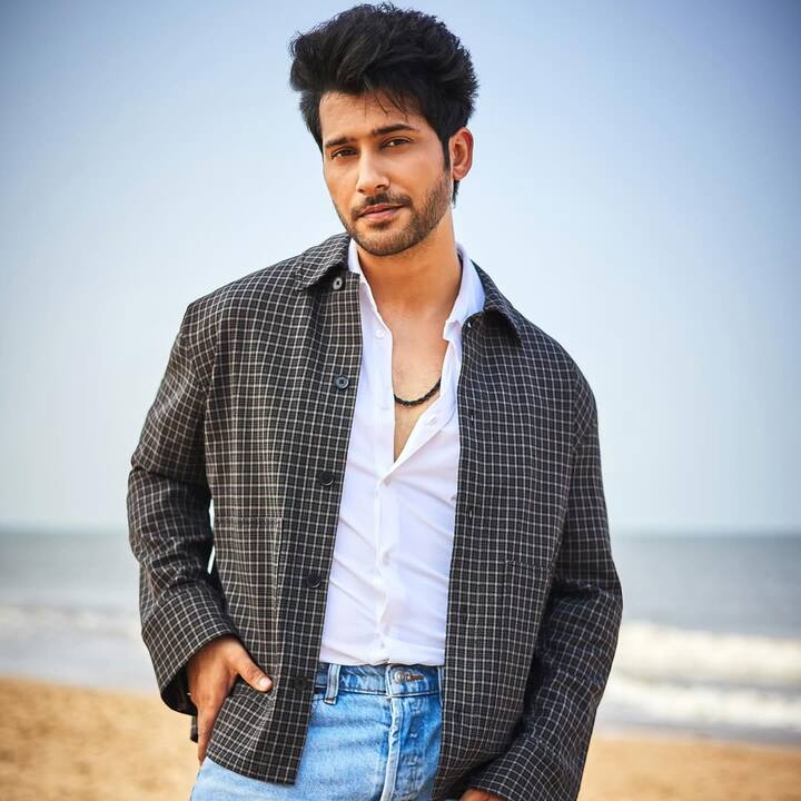 कलर्स चैनल के शो स्वरागिनी में लक्ष्य की भूमिका निभाकर पॉपुलैरिटी हासिल करने वाले नमिश तनेजा किसी पहचान के मोहताज नहीं हैं. वो 30 साल के हो चुके हैं लेकिन अभी तक सिंगल हैं.