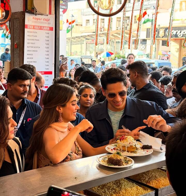 लखनौमध्ये चित्रपटाचे प्रमोशन करताना, कलाकारांनी शहरातील सर्वात आवडत्या खाद्यपदार्थांपैकी एक स्वादिष्ट असलेल्या रॉयल चाटला एक फेरी मारली आणि स्थानिक आवडत्या पदार्थांच्या मसालेदार थाळींचा आस्वाद घेतला.