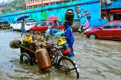 Weather Update News: ভারী বৃষ্টির সম্ভাবনা নেই, কবে কাটবে কলকাতার অস্বস্তিকর আবহাওয়া? দেখে নিন ওয়েদার আপডেট