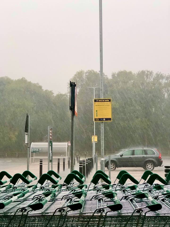 पाण्यात सतत चालल्याने पायात इन्फेक्शन, बुरशीचा त्रास होऊ शकतो. शक्यतो पाण्यातून चालणं टाळा.