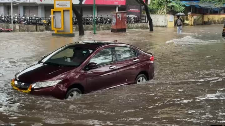 रस्त्यांना नद्याचे स्वरुप प्राप्त झाल्याने चक्क गुडघाभर पाणी रस्त्यावर साचले असून या पाण्यातून चारचाकी वाहनेही मार्गस्थ होत आहेत.