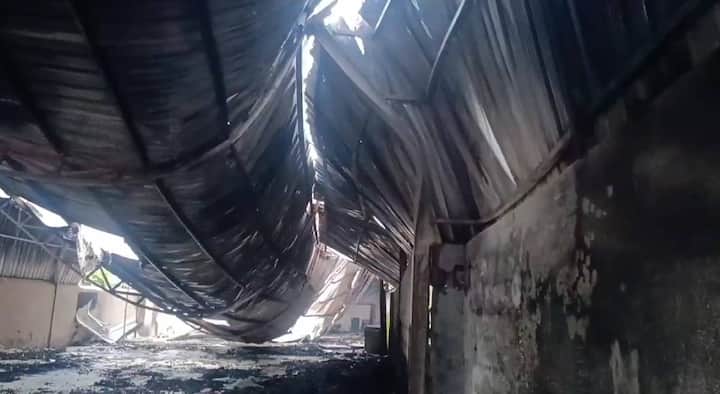 Ahilyanagar Fire: अहिल्यानगर जिल्ह्यातील नेवासा येथे भीषण आगीची घटना घडली आहे. ज्यामध्ये फर्निचरच्या दुकानाला लागलेल्या भीषण आगेच्या घटनेत एकच कुटुंबातील पाच जणांचा दुर्दैवी मृत्यु झाला आहे.  नेवासाफाटा येथील कालीका फर्निचरला हि भीषण  आग लागल्याची घटना घडलीय.