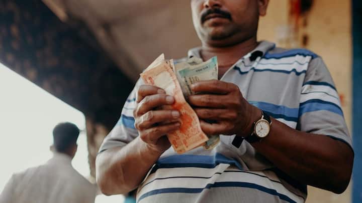 आजादी के बाद, 1949 में RBI ने स्वतंत्र भारत का पहला नोट जारी किया, जो 1 रुपये का था. इस नोट पर किंग जॉर्ज की तस्वीर की जगह अशोक स्तंभ का लॉयन कैपिटल छपा था. यह नोट भारत की स्वतंत्रता और नई शुरुआत का प्रतीक था. इसके बाद 1950 में रिपब्लिक सीरीज के तहत 2, 5, 10 और 100 रुपये के नोट जारी किए गए.