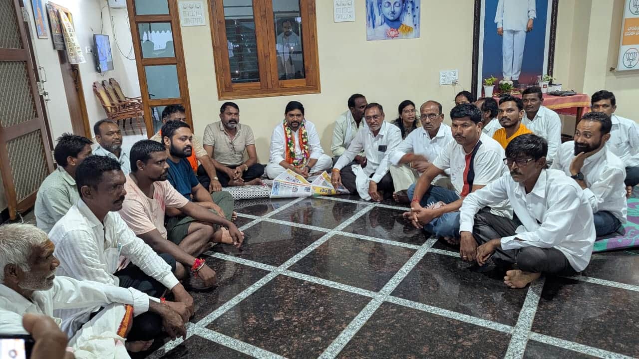 Kumaram Bheem Asifabad Latest News: కుమ్రం భీమ్‌ ఆసిఫాబాద్‌ జిల్లాలో జీవో నంబర్ 49కు వ్యతిరేకంగా పోరు తీవ్రం- నిరాహార దీక్ష ప్రారంభించిన సిర్పూర్ ఎమ్మెల్యే హరీష్ 