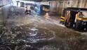 Mumbai Rains: मुंबईत मुसळधार पाऊस; पार्किंगमध्ये गाड्या उभ्या असल्यासारख्या रस्त्यांवर रांगा, लोकलवरही परिणाम