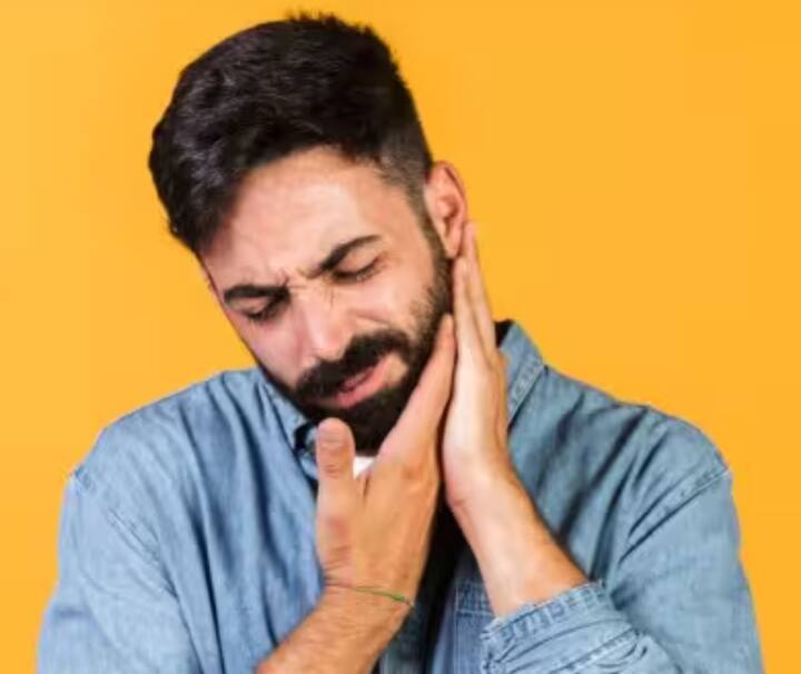 ਗਲੇ ਦਾ ਕੈਂਸਰ: ਲੰਬੇ ਸਮੇਂ ਤੱਕ ਗਲੇ ਵਿੱਚ ਖਰਾਸ਼, ਆਵਾਜ਼ ਵਿੱਚ ਘੜ-ਘੜ ਹੋਣਾ, ਖੂਨ ਵਗਣਾ ਜਾਂ ਨਿਗਲਣ ਵਿੱਚ ਮੁਸ਼ਕਲ ਗਲੇ ਦੇ ਕੈਂਸਰ ਦੇ ਲੱਛਣ ਹੋ ਸਕਦੇ ਹਨ। ਜੇਕਰ ਸ਼ੁਰੂਆਤੀ ਪੜਾਵਾਂ ਵਿੱਚ ਪਤਾ ਲੱਗ ਜਾਵੇ ਤਾਂ ਇਸਦਾ ਇਲਾਜ ਕਰਨਾ ਆਸਾਨ ਹੈ।