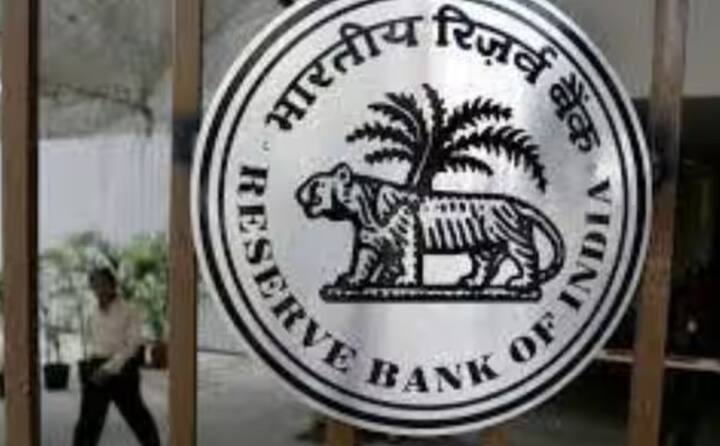 ਅੱਜ ਦੇ ਸਮੇਂ ਭਾਰਤ ਵਿੱਚ 10, 20, 50, 100 ਅਤੇ 500 ਦੇ ਨੋਟ ਸਭ ਤੋਂ ਵੱਧ ਪ੍ਰਚਲਨ ਵਿੱਚ ਹਨ। ਪਰ ਕੀ ਤੁਸੀਂ ਜਾਣਦੇ ਹੋ ਕਿ ਆਰਬੀਆਈ ਦੁਆਰਾ ਜਾਰੀ ਕੀਤੇ ਗਏ ਪਹਿਲੇ ਕਾਗਜ਼ੀ ਨੋਟ ਦੀ ਕੀਮਤ ਕਿੰਨੀ ਸੀ? ਆਓ ਜਾਣਦੇ ਹਾਂ ਇਸ ਬਾਰੇ। ਭਾਰਤੀ ਰਿਜ਼ਰਵ ਬੈਂਕ ਦੀ ਸਥਾਪਨਾ 1 ਅਪ੍ਰੈਲ, 1935 ਨੂੰ ਹੋਈ ਸੀ। ਇਹ ਉਹ ਸਮਾਂ ਸੀ ਜਦੋਂ ਆਜ਼ਾਦੀ ਤੋਂ ਪਹਿਲਾਂ ਭਾਰਤ ਬ੍ਰਿਟਿਸ਼ ਸ਼ਾਸਨ ਅਧੀਨ ਸੀ। ਆਰਬੀਆਈ ਨੇ ਆਪਣੀ ਸਥਾਪਨਾ ਤੋਂ ਤਿੰਨ ਸਾਲ ਬਾਅਦ, ਜਨਵਰੀ 1938 ਵਿੱਚ ਪਹਿਲੀ ਵਾਰ ਕਾਗਜ਼ੀ ਨੋਟ ਜਾਰੀ ਕੀਤੇ।