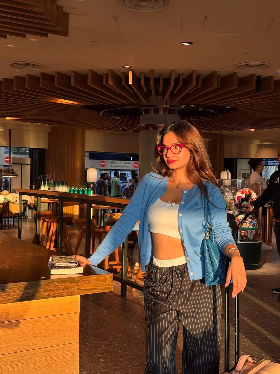 For his vacation, he created a perfect balance of stylish outfits and comfort. In this viral photo, she is seen in a casual outfit which is also suit her comfort.