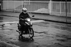 पावसात भिजलाय? लगेच 'या' गोष्टी करा नाहीतर द्याल आजारांना निमंत्रण!