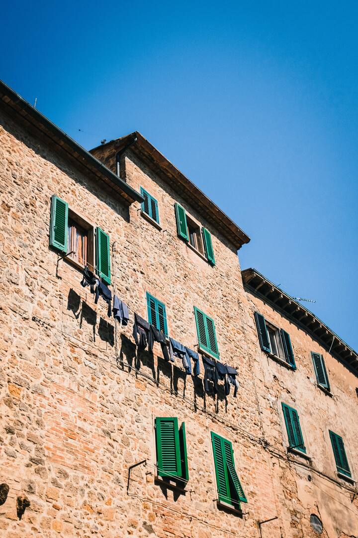 पंख्याखाली कपडे ठेवा : कपड्यांना थेट पंख्याची हवा दिल्यास वाळण्याची गती वाढते.