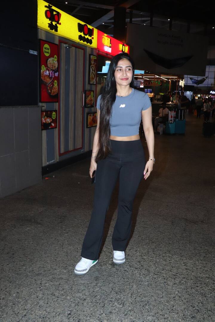 Choreographer Dhanashree Verma is often in discussion about her personal life. But now after divorce with Yuzvendra Chahal, she is completely focusing on her professional life. Recently she was spotted at the airport and during this time she looked absolutely beauty.