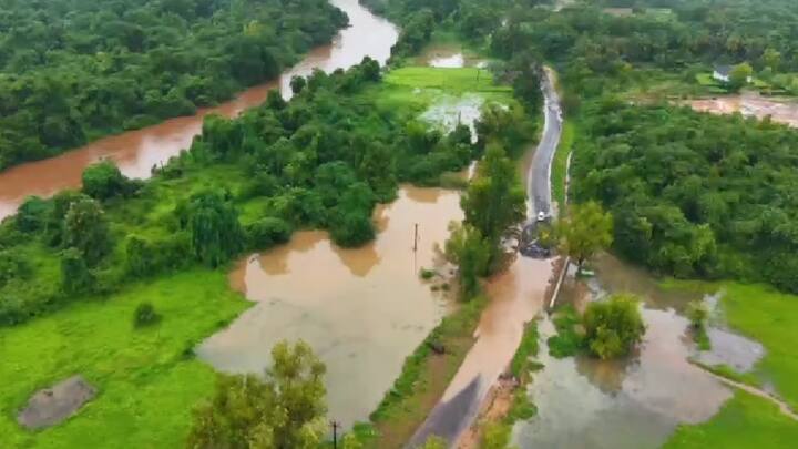 सिंधुदुर्ग जिल्ह्यात रात्रीपासून कोसळलेल्या मुसळधार पावसामुळे नदी नाले तुडुंब भरून वाहत आहेत. गडनदीने ईशारा पातळी ओलांडली असून नदीचे पाणी कणकवली मालवण राज्य मार्गावर आल्याने काही काळ वाहतूक अन्य मार्गाने वळविली होती.