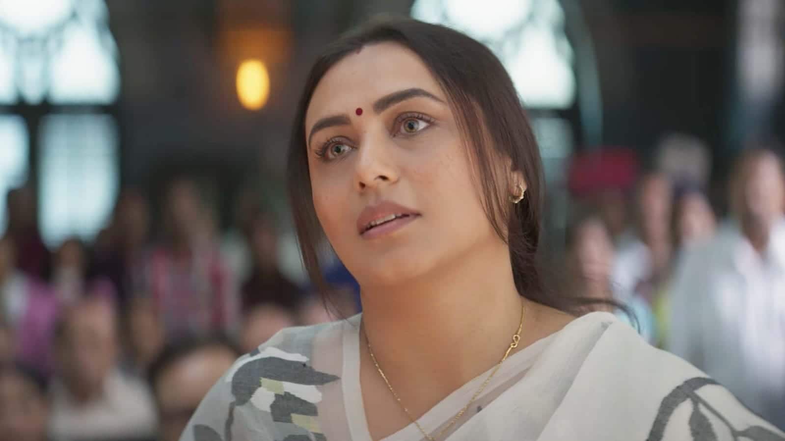 In 'Mrs. Chatterjee Verses Norway', Rani Mukherjee received a lot of praise with her character. This film is based on the true incident in the life of a woman named Sagarika Bhattacharya. Who also fights foreign authorities to protect her children. She brings her children back after fighting a long battle when her children are snatched away by Norway officials. You can watch this film on Netflix.