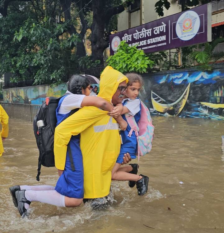 मुंबईतील सायन किंग्ज सर्कल येथे पाण्यात अडकलेल्या शाळेच्या बसमधून मुलांची मुंबई पोलिसांनी सुटका केली. घाबरलेली मुले नंतर पोलीस काकांना अशी बिलगली जशी वडिलांच्या कुशीत विसावतात.