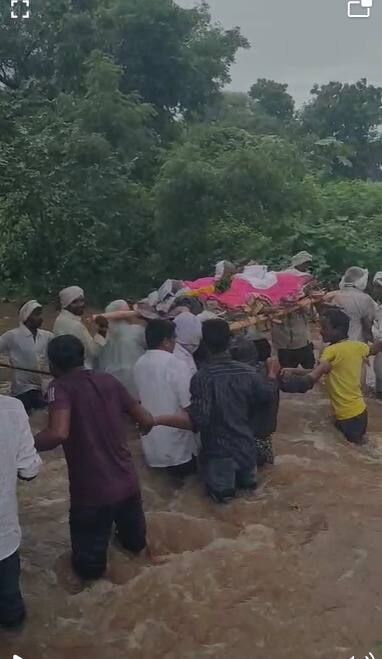 नांदेड आणि लातूर या ठिकाणी अनेक लोकांना स्थलांतरित करण्यात आले. एसडीआरएफची दोन पथक नांदेडमध्ये बचाव कार्य करत आहेत, तर लातूरमध्ये स्थानिक पथक बचाव कार्य करत आहे. काल झालेल्या पावसामध्ये हजारो हेक्टर शेतीचे नुकसान झालंय. जवळपास 125 जनावरं दगावली आहेत..