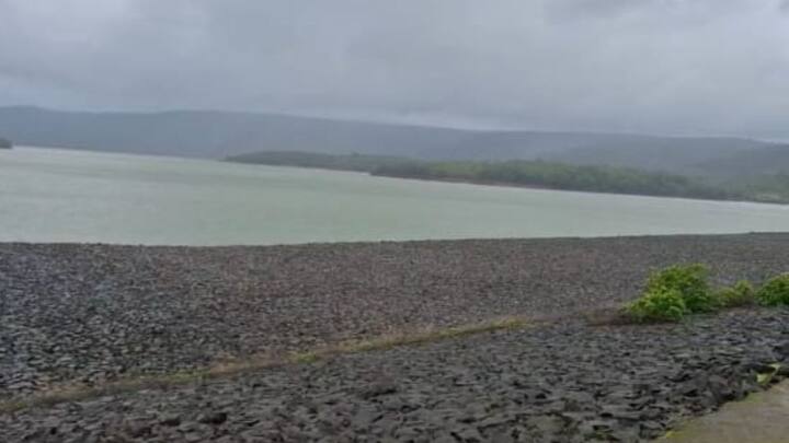 दुसरीकडे, कोयना, वारणा धरणांच्या पाणलोट क्षेत्रात अतिवृष्टी होत आहे.