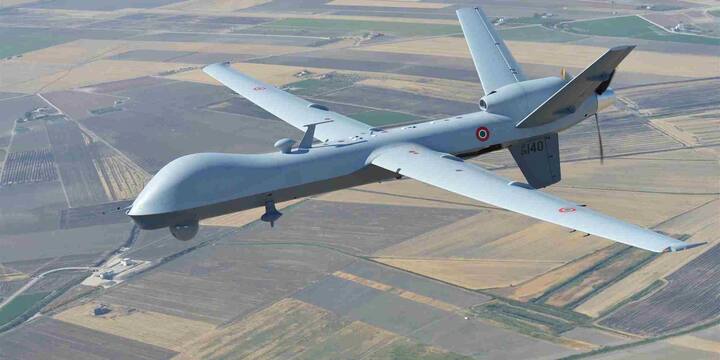 अमेरिका का MQ-9 Reaper आधुनिक युद्ध का सबसे भरोसेमंद ड्रोन है. यह 27 घंटे तक उड़ान भर सकता है और करीब 1,700 किलो तक हथियार ले जाने में सक्षम है. मिसाइल, बम और उन्नत सेंसरों से लैस यह ड्रोन न सिर्फ निगरानी करता है बल्कि सटीक हमले भी करता है. 2007 से अब तक यह लगभग हर बड़े युद्धक्षेत्र में अपनी क्षमता दिखा चुका है और वर्तमान में अमेरिका समेत 10 देशों की सेनाओं के पास सक्रिय है.