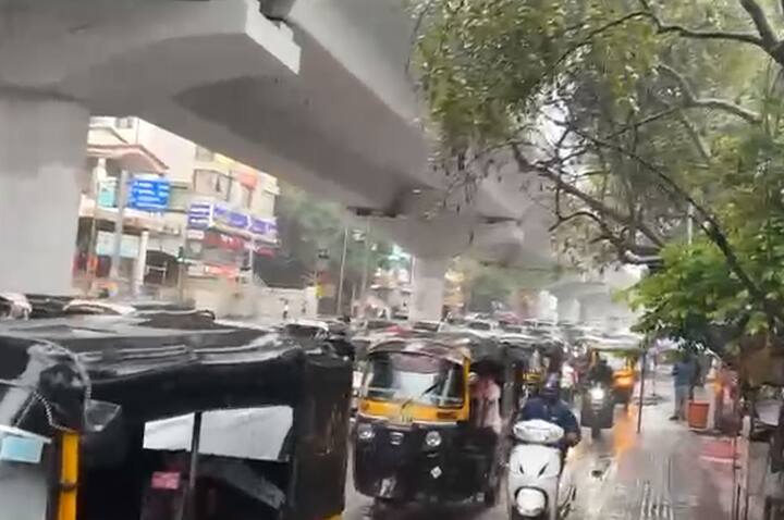 मागील काही दिवसांपासून पुण्यात आणि आसपासच्या परिसरात मुसळधार पाऊस सुरू आहे.