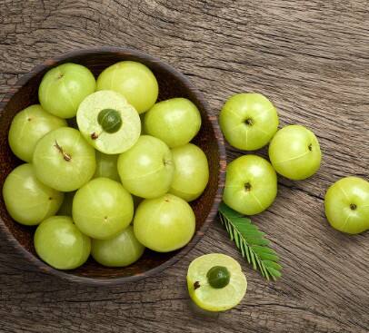 आंवला: आंवला विटामिन C और एंटीऑक्सीडेंट्स से भरपूर होता है. आंवला पाउडर को नारियल तेल में उबालकर लगाने से बालों का नेचुरल कलर वापस आता है और वे जड़ से मजबूत होते हैं.