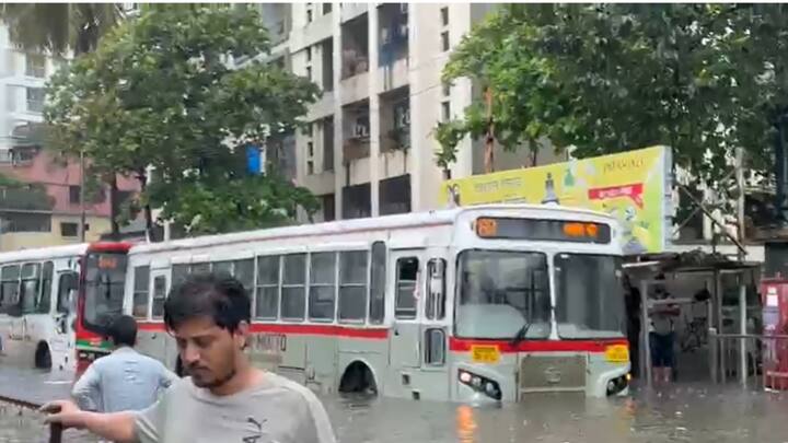 एलबीएस मार्गावर बेस्ट बसचा जवळपास अर्धा भाग पाण्याखाली गेला आहे.