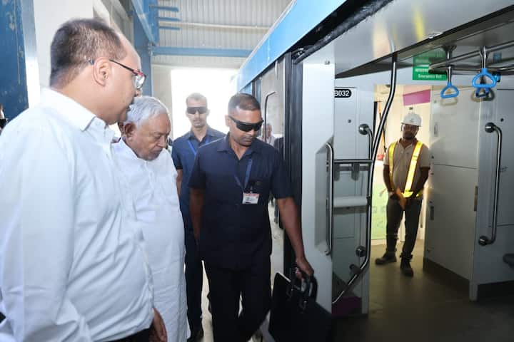 After this, the Chief Minister also reviewed the Zero Mile Metro Station. Talked to the officials regarding the progress and current situation of the ongoing construction work here.