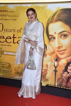 'परिणीता' के प्रीमियर पर व्हाइट साड़ी में रेखा ने लूटा दिलों का करार, दिग्गज अभिनेत्री की खूबसूरती पर मर मिटे फैंस