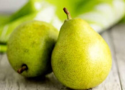 ફળોનું સેવન સ્વાસ્થ્ય માટે કેટલું ફાયદાકારક છે તે આપણે બધા જાણીએ છીએ. પરંતુ શું તમે જાણો છો કે નાશપતીનું સેવન શરીરને ઘણી સમસ્યાઓથી બચાવવામાં મદદ કરી શકે છે. હા, તમે સાચું સાંભળ્યું. કારણ કે તેમાં ફોલેટ, વિટામિન સી, કોપર અને પોટેશિયમ ભરપૂર માત્રામાં હોય છે, જે શરીરને ઘણા ફાયદા પહોંચાડવામાં મદદરૂપ થાય છે.