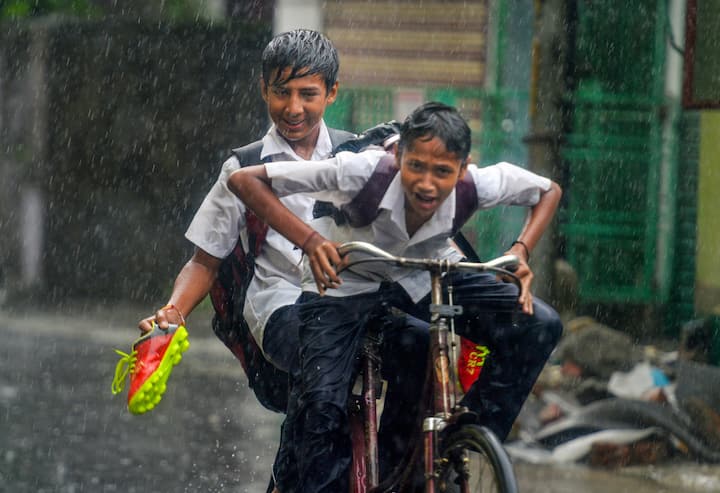 মঙ্গলবার বজ্রবিদ্যুৎসহ বৃষ্টি সম্ভাবনা একটু বাড়বে। কলকাতা সহ সব জেলার কিছু অংশে বজ্রবিদ্যুৎ সহ হালকা মাঝারি বৃষ্টির সম্ভাবনা। কলকাতা, হাওড়া, হুগলি, নদিয়া, উত্তর ও দক্ষিণ ২৪ পরগনা, পূর্ব ও পশ্চিম মেদিনীপুর, ঝাড়গ্রাম, বাঁকুড়া জেলাতে বৃষ্টির সম্ভাবনা বেশি। সঙ্গে ৩০ থেকে ৪০ কিলোমিটার গতিবেগের দমকা ঝোড়ো বাতাস।
