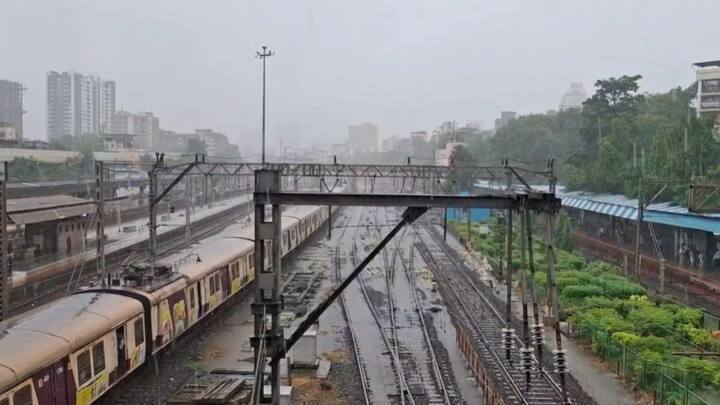 मुंबईतील रेल्वे स्थानकांच्या परिसरात पाणी साचले आहे. रेल्वे रुळांवर पाणी साचल्याने वाहतूक ठप्प
