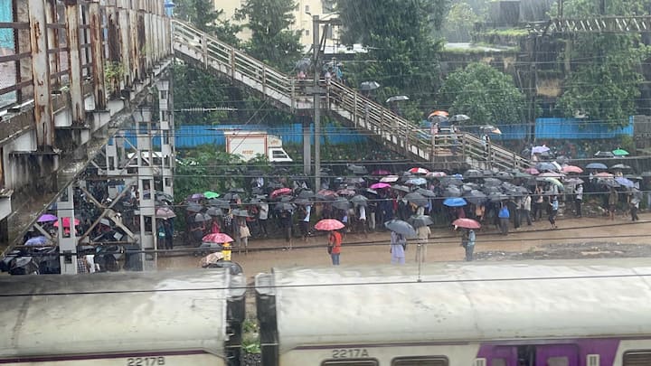 मुसळधार पावसाची परिस्थिती लक्षात घेता खबरदारी म्हणून मुंबई विद्यापीठाच्या आजपासून होणाऱ्या सर्व परीक्षा पुढे ढकलण्यात आल्या आहेत. सुधारीत वेळापत्रकानुसार आता या सर्व परीक्षा 23 ऑगस्टपासून नियोजित वेळेनुसार होणार आहेत.